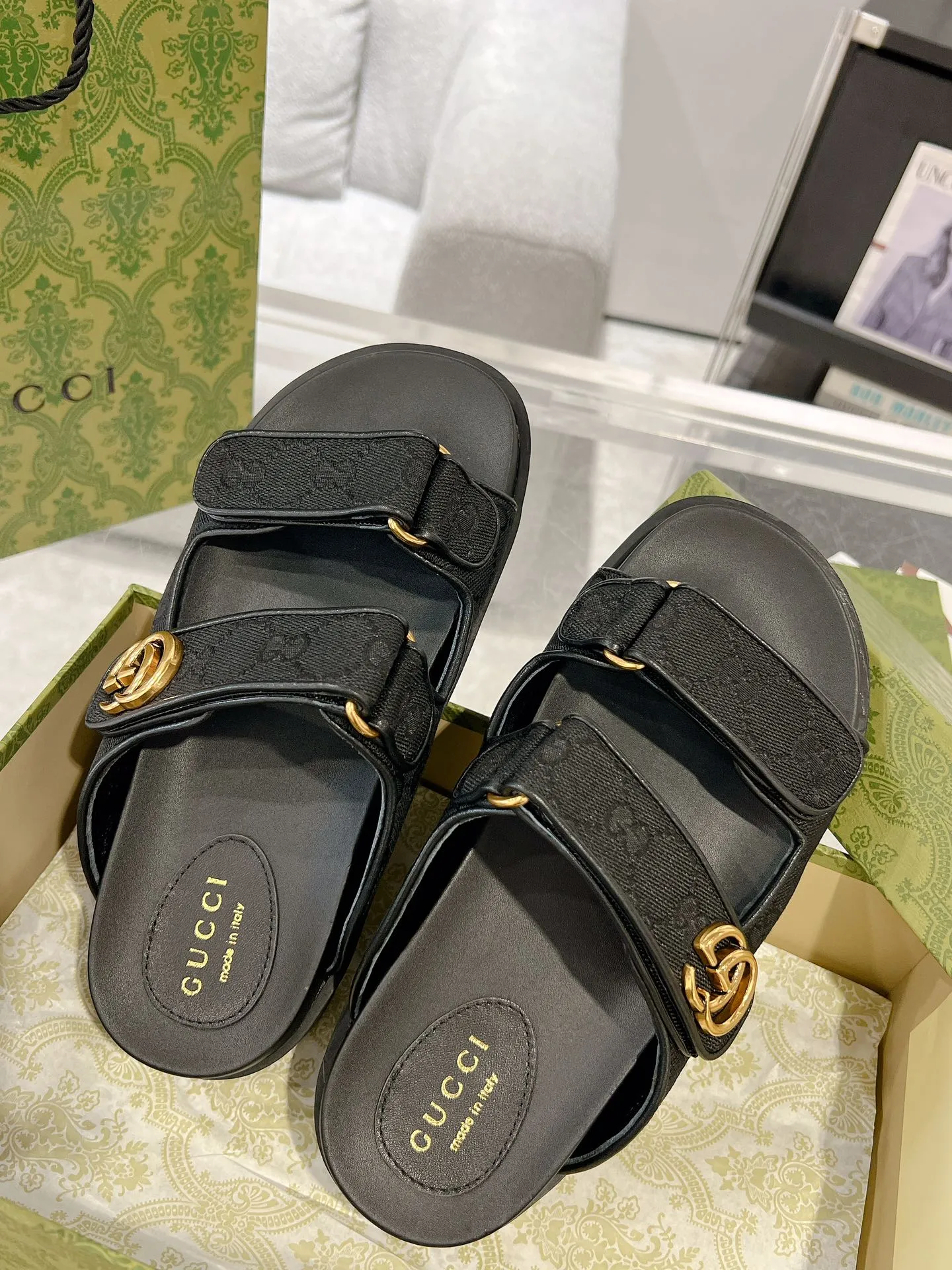 👟👟Ex-factory price 480👟👟 The latest Guccl24ss new product Double G women's Velcro sandals😎 These flat sandals are designed with Velcro straps, which are modern and sporty, bringing comfort. This accessory is crafted from light blue and ivory white GG denim fabric. The upper straps are decorated with elegant Double G-shaped accessories, showing a unique style. Gucci classic presbyopic cloth surface...hot diamond surface...rubber outsole...ZP molded midsole feet...original metal buckle/rhinestone surface Code number: 35 to 42 (41.42 is custom-made and non-refundable)